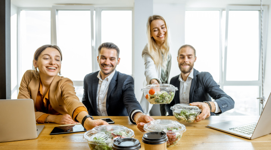 オフィスで野菜のメニューを楽しむ